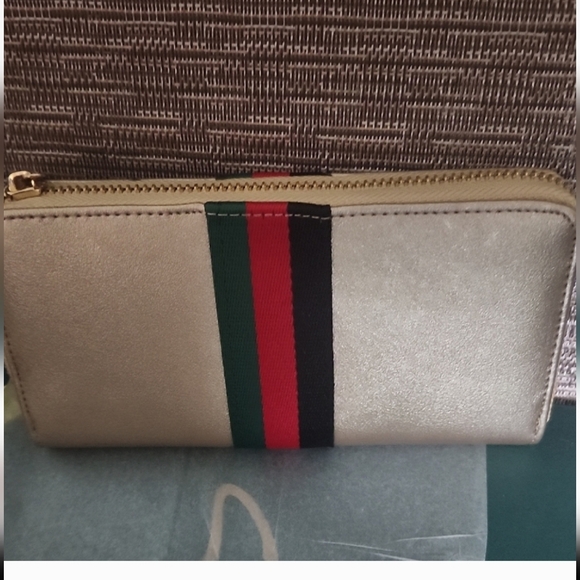 Elegant Gold  Handbag with Bee Accent - Picture 5 of 5